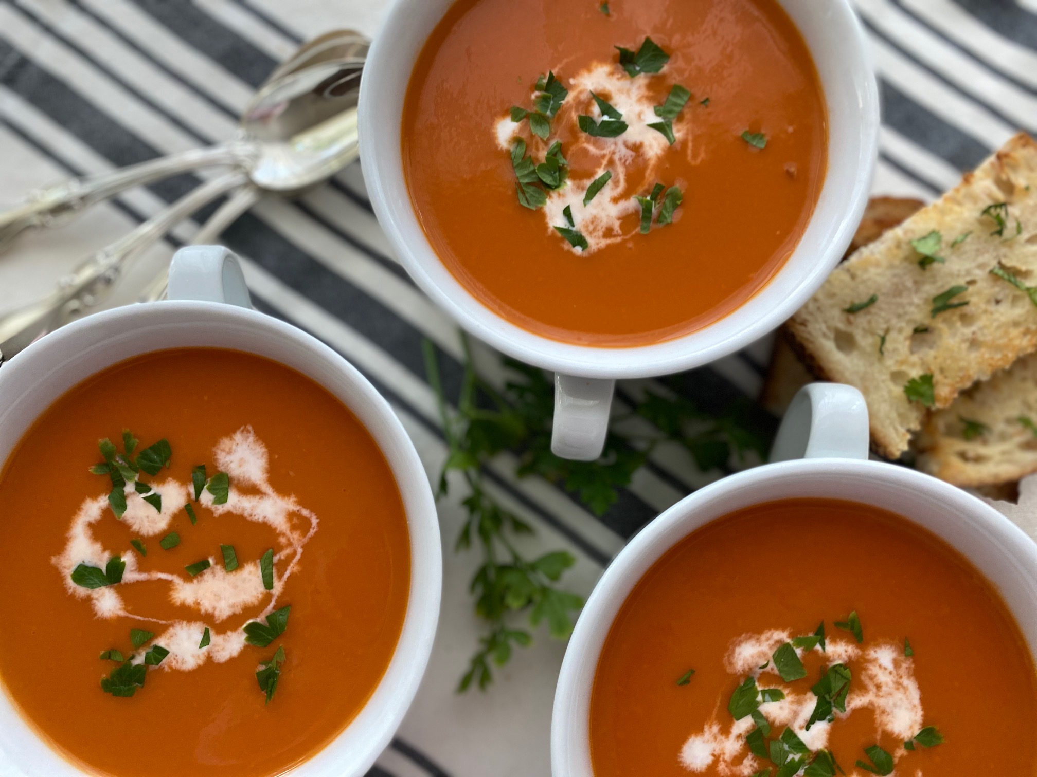 Easy Dairy-Free Roasted Tomato Soup: Healthy & Homemade